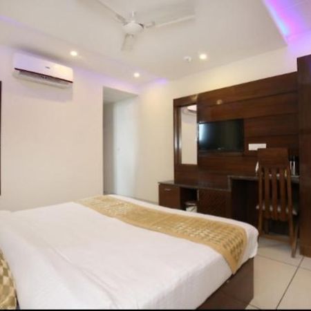 Zirakpur Hotel Silver Palm מראה חיצוני תמונה