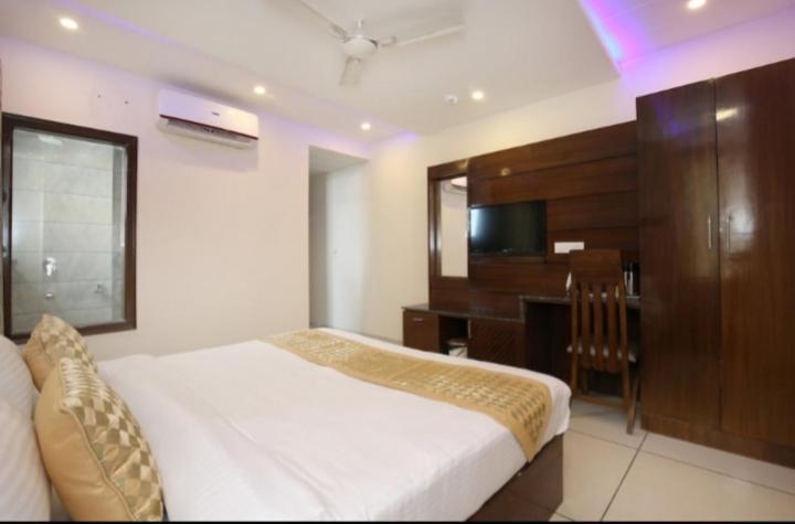 Zirakpur Hotel Silver Palm מראה חיצוני תמונה