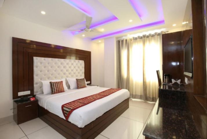 Zirakpur Hotel Silver Palm מראה חיצוני תמונה