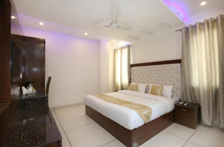 Zirakpur Hotel Silver Palm מראה חיצוני תמונה