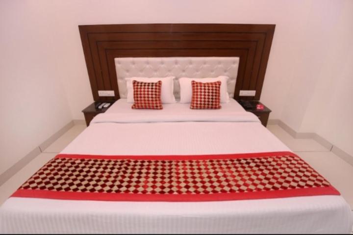 Zirakpur Hotel Silver Palm מראה חיצוני תמונה